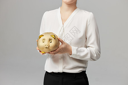 商务女性手拿小金猪背景图片