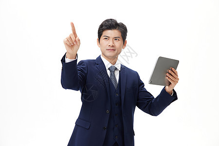 手拿平板自信的商务男性图片