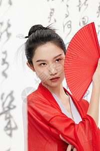 拿着扇子的新中式汉服美女背景图片