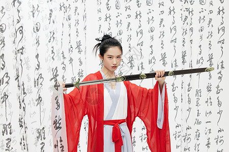 中式汉服美女手拿宝剑图片