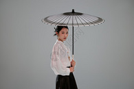 举着伞的新中式美女图片
