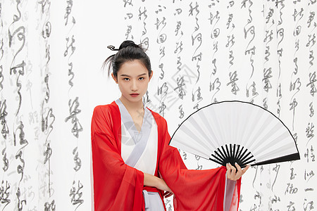拿折扇的新中式汉服美女背景图片