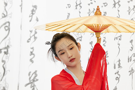 中式撑着纸伞的古风美女背景