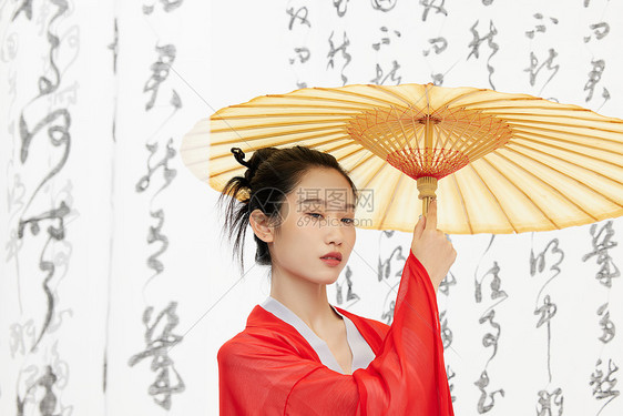 中国风美女手撑油纸伞图片