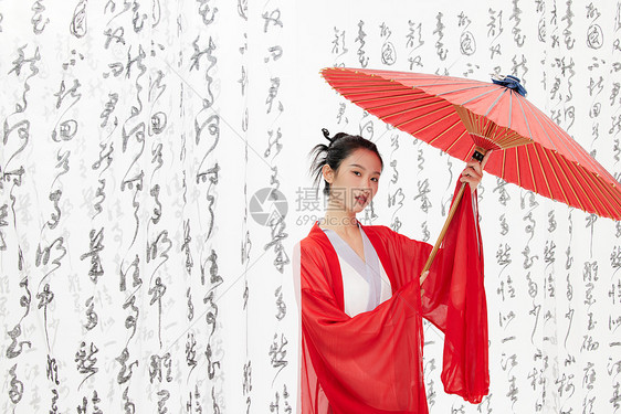 中国风美女手撑油纸伞图片