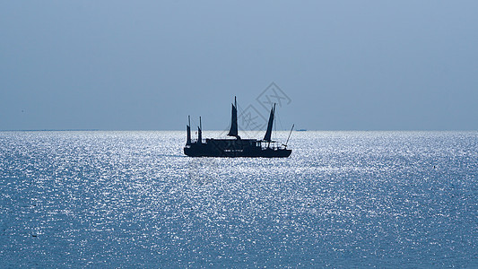 极简风光背景海上一艘船图片