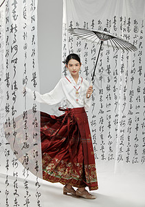 手提裙摆撑着伞的中式美女图片