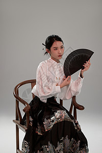 穿着马面裙的中式美女背景图片
