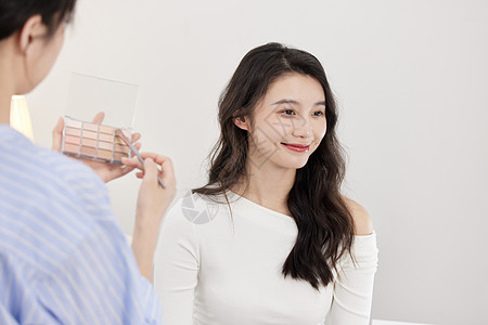 化妆的美女化妆师给模特化妆特写背景