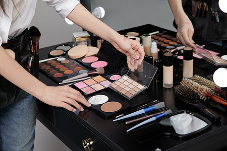 一桌子专业的化妆用品图片