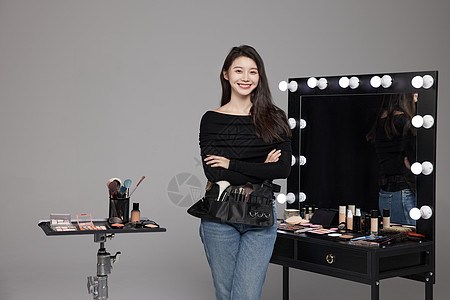 时尚美女站在化妆台前图片