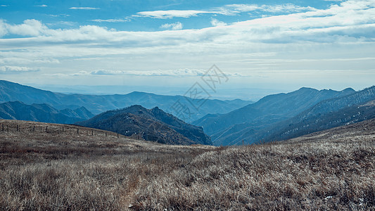 内蒙古大青山冬季山峦植被蓝天白云图片