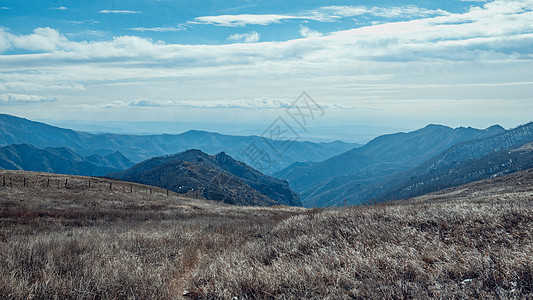 内蒙古大青山冬季山峦植被蓝天白云背景图片