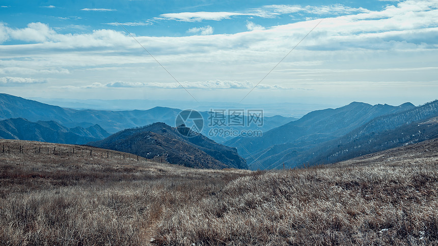 内蒙古大青山冬季山峦植被蓝天白云图片
