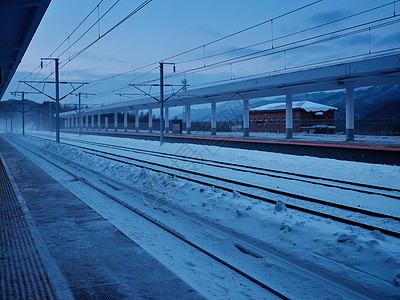冬季傍晚的横道河子高铁站图片