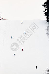 滑雪场上的滑雪爱好者图片