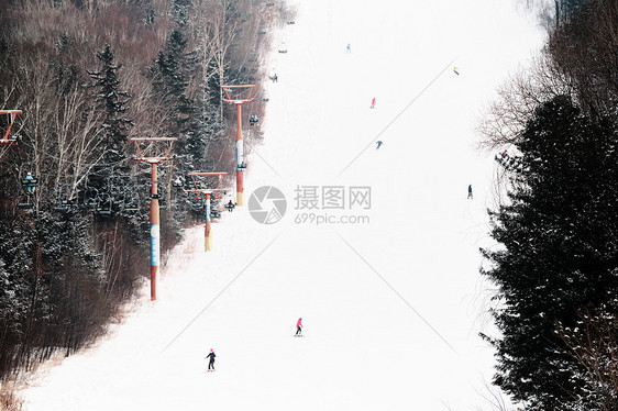 滑雪场上的滑雪爱好者图片