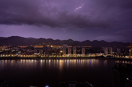 城市夜晚乌云闪电图片