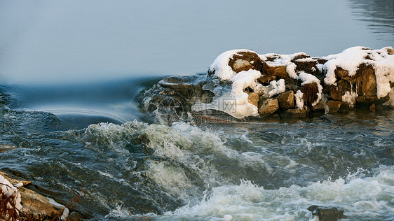 冬季冰雪湖水川流景观图片