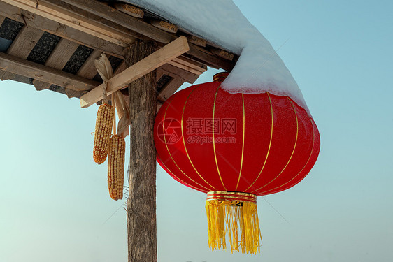 冬季农家乐乡村冰雪红灯笼图片