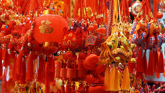 龙年新年办年货年货市场春节装饰挂件背景