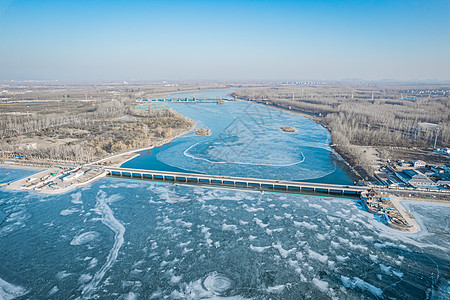 航拍冰天雪地下的新疆禾木图片