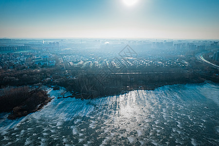 航拍冰天雪地下的新疆禾木图片