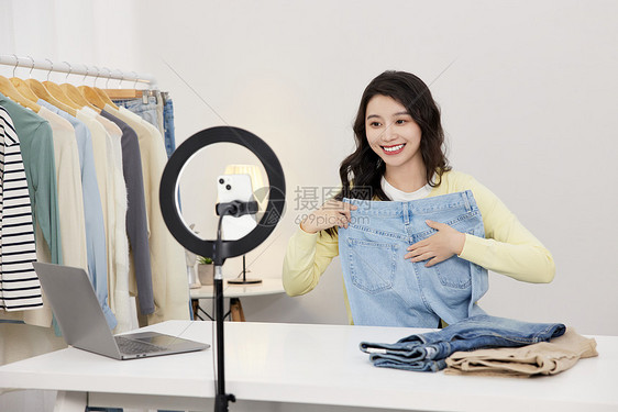 美女博主分享好用服装图片