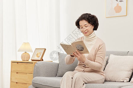 中年女性居家看书背景图片