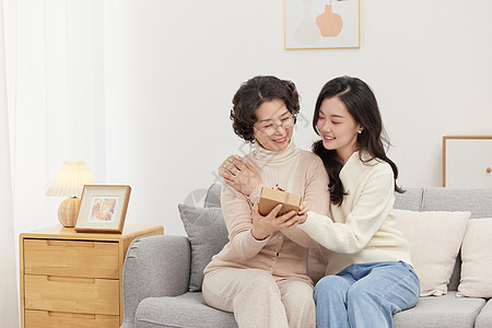 礼物背景年轻女儿送礼物给母亲背景