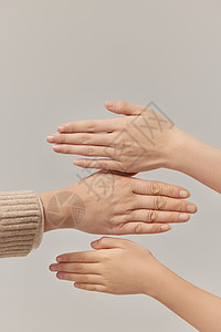 三代女性的手背景图片