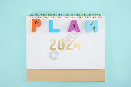 桌子上的2024年日历和PLAN计划图片