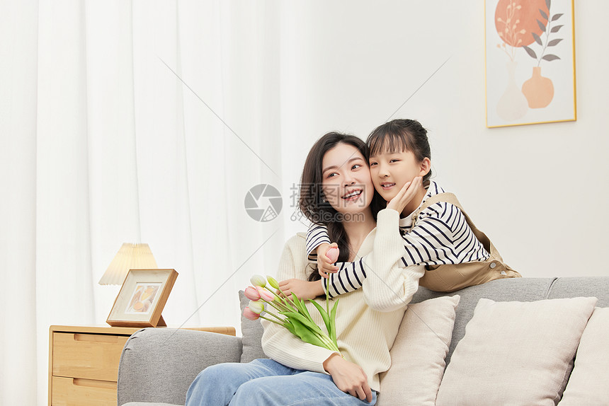 母女二人在沙发上的亲密形象图片