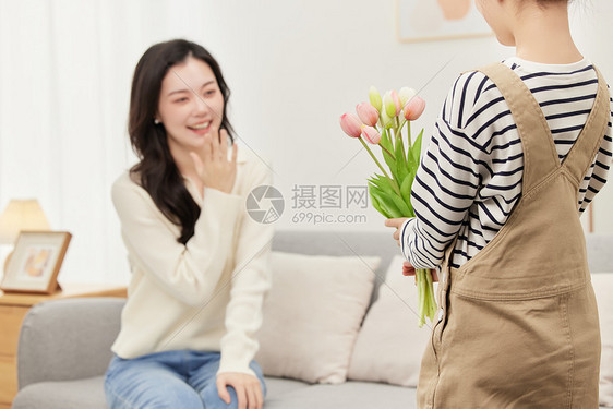 女儿送鲜花给母亲图片