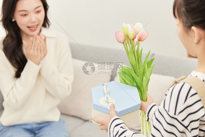 女儿送礼物给母亲特写图片