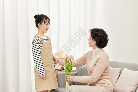 小女孩送鲜花给奶奶高清图片