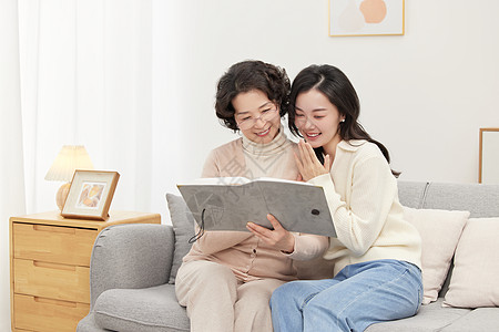 母女聊天母女居家看相册背景