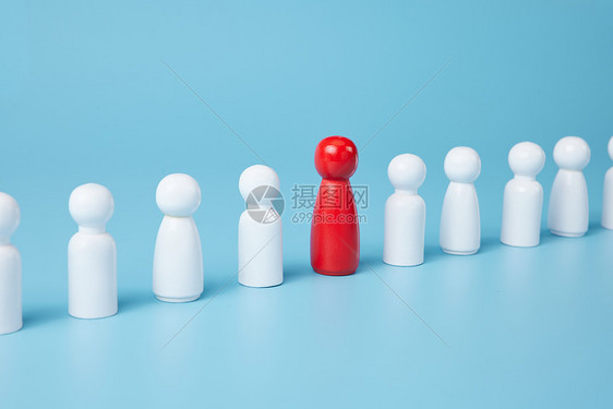 红色精英总裁站在一排白色普通职员中间图片