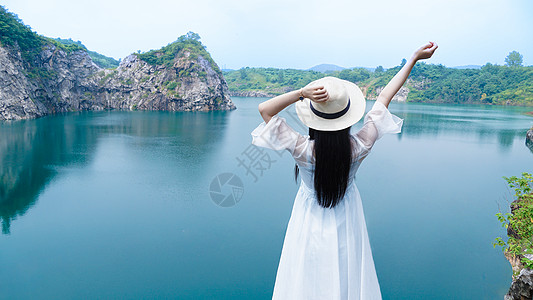 戴花的女孩安吉网红景点深蓝计划旅行女孩背影背景