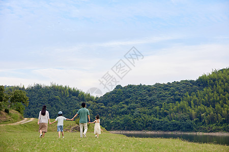 一家人在草原上手拉手散步图片