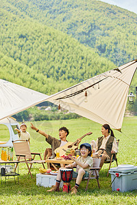 孩子一家人在草地上露营背景