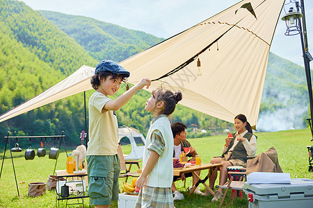 夏天哥哥在摸妹妹头发背景