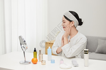 美容护肤品主图正在照镜子的年轻女孩满意抚摸自己的脸颊背景