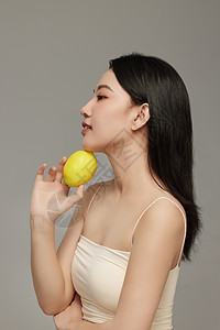 专业美容下巴放置柠檬拍照的专业模特形象背景