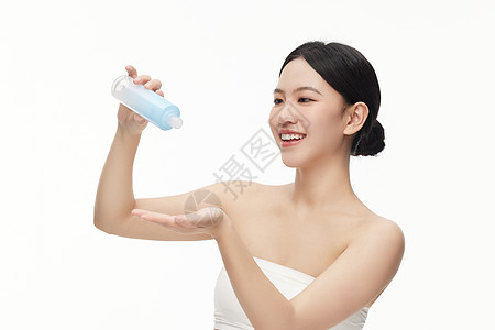 拿着水乳往手心倒的微笑气质美女图片