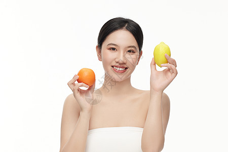 柠檬橙子水果手里拿着橙子柠檬摆拍的俏皮模特背景