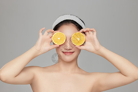 水果照片拿着橙子片摆拍的可爱女孩背景