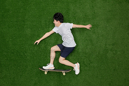 创意俯拍拿着滑板耍帅的青年图片