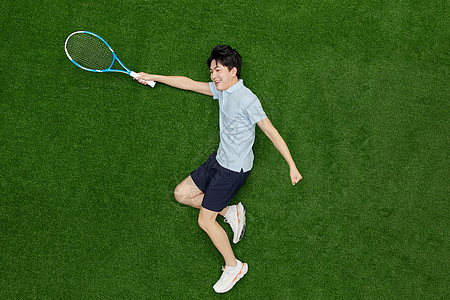 创意俯拍年轻男孩接网球的姿势图片