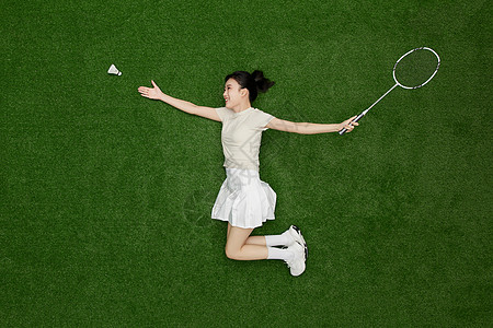 创意俯拍运动系美女打羽毛球图片
